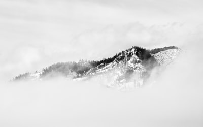 雾蒙蒙的雪山